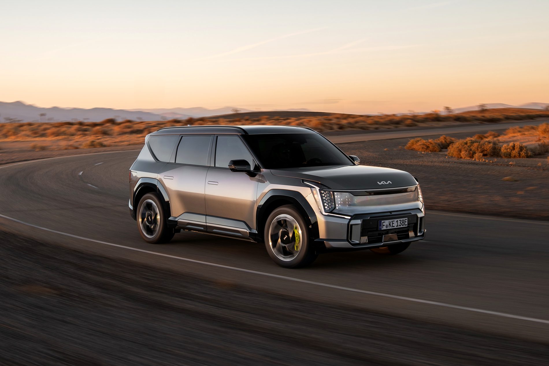 Kia EV9 GT rijdend in avondlicht