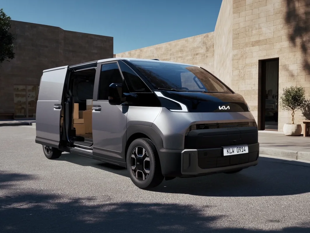 Kia PV7 Cargo bij een bedrijfspand