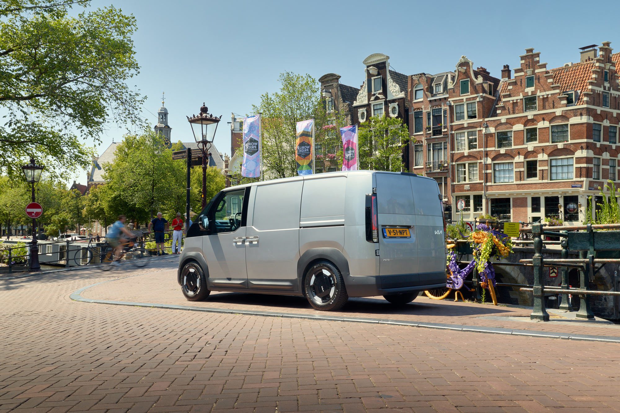 Kia PV5 Cargo op een Amsterdamse gracht